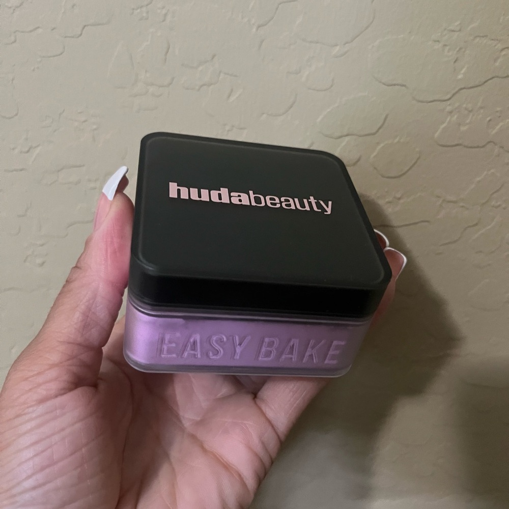 Huda Beauty Purple Setting Powder